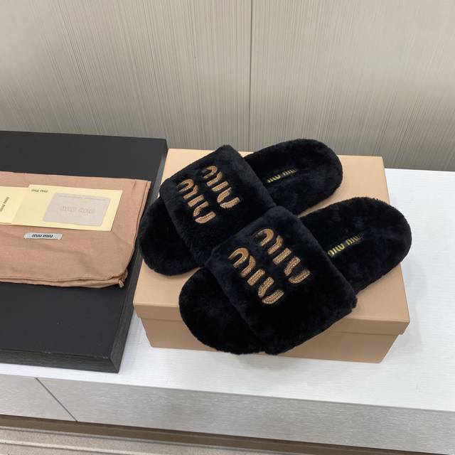 出厂价 顶级品质 缪缪miumiu2024秋冬新款半拖毛拖 代购级别！高级感十足！国内外博主刷爆的一款，复古又时髦 上脚美炸了！官网主推款★ 简约的格板设计，极